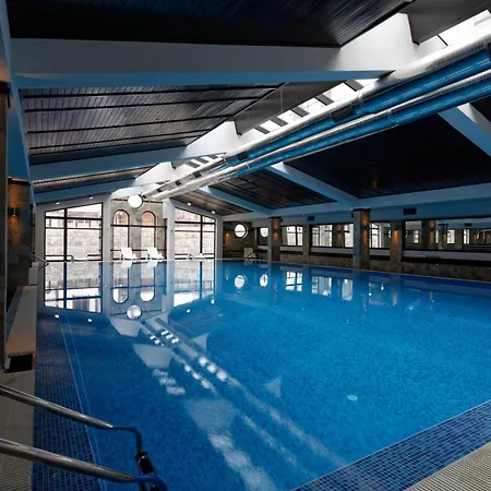 Trinity With Free Shuttle To Gondola Hotel