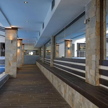 Trinity With Free Shuttle To Gondola Hotel