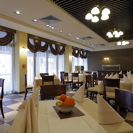 Trinity With Free Shuttle To Gondola Szálloda