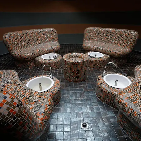 Trinity With Free Shuttle To Gondola Szálloda