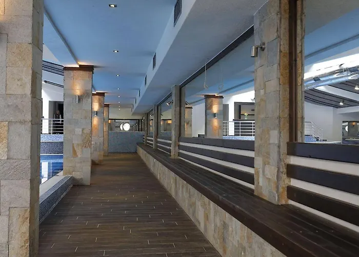 Trinity With Free Shuttle To Gondola فندق