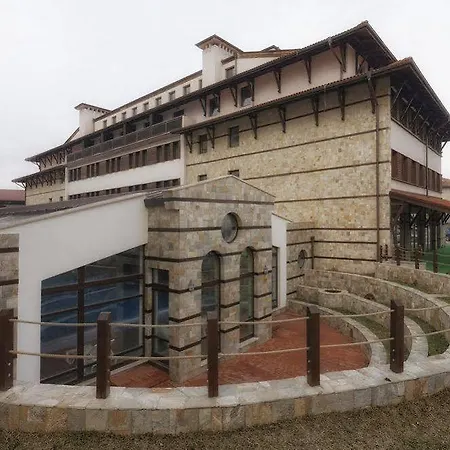 Trinity With Free Shuttle To Gondola 4*