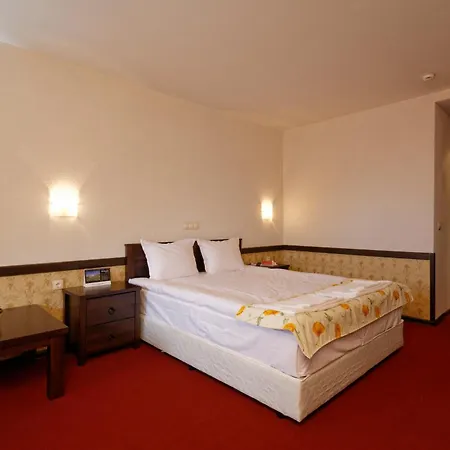 Trinity With Free Shuttle To Gondola Hotel