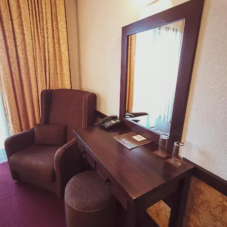 Trinity With Free Shuttle To Gondola