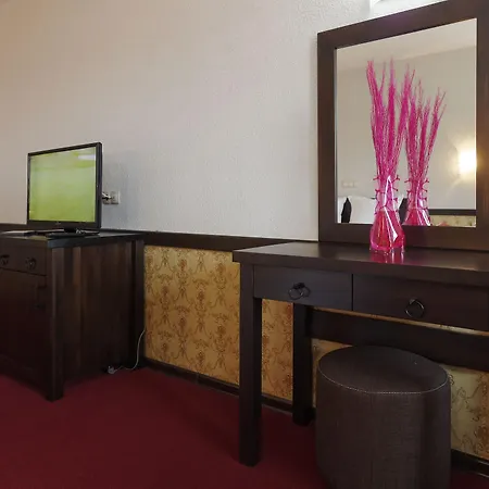 Trinity With Free Shuttle To Gondola Hotel