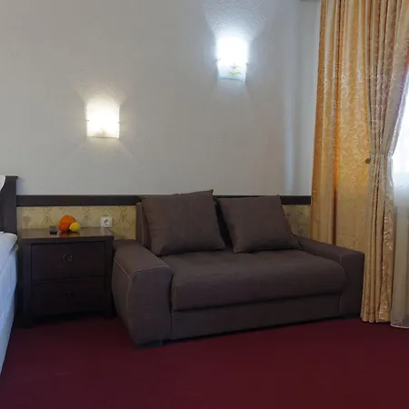 Trinity With Free Shuttle To Gondola Hotel