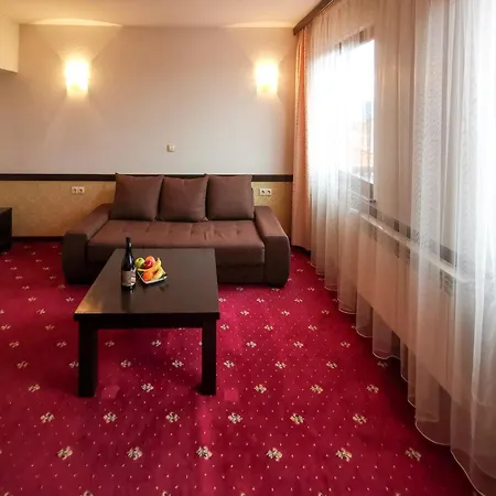 Trinity With Free Shuttle To Gondola Hotel