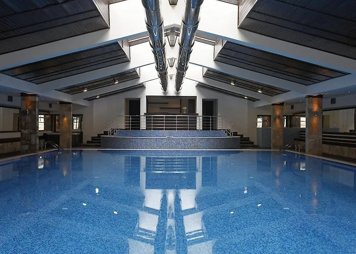 Trinity With Free Shuttle To Gondola Отель 4*