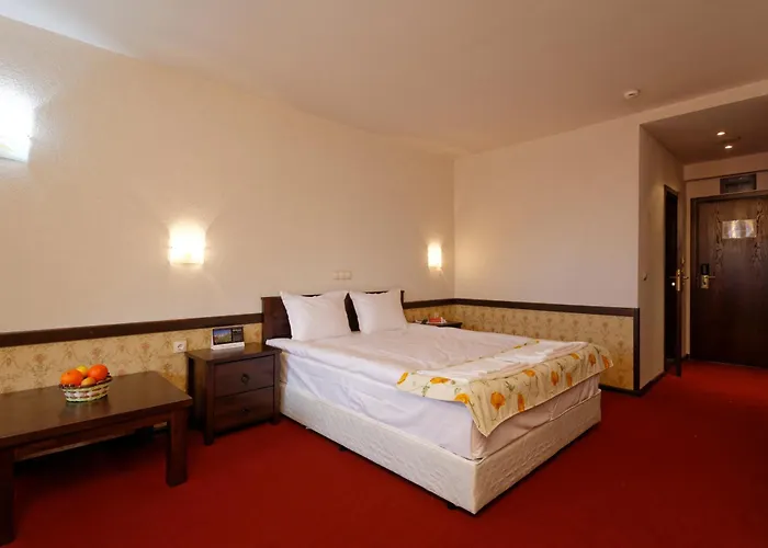 Trinity With Free Shuttle To Gondola Отель