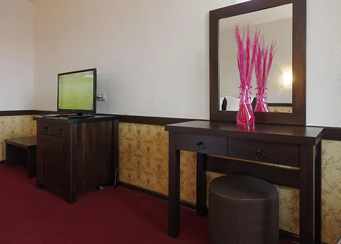 Trinity With Free Shuttle To Gondola Отель