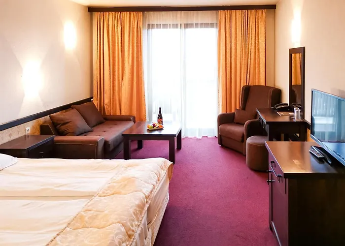 Trinity With Free Shuttle To Gondola Отель